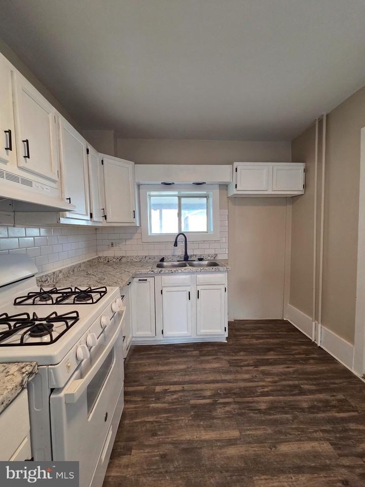 1335 Moss St - Photo 6 of 20
