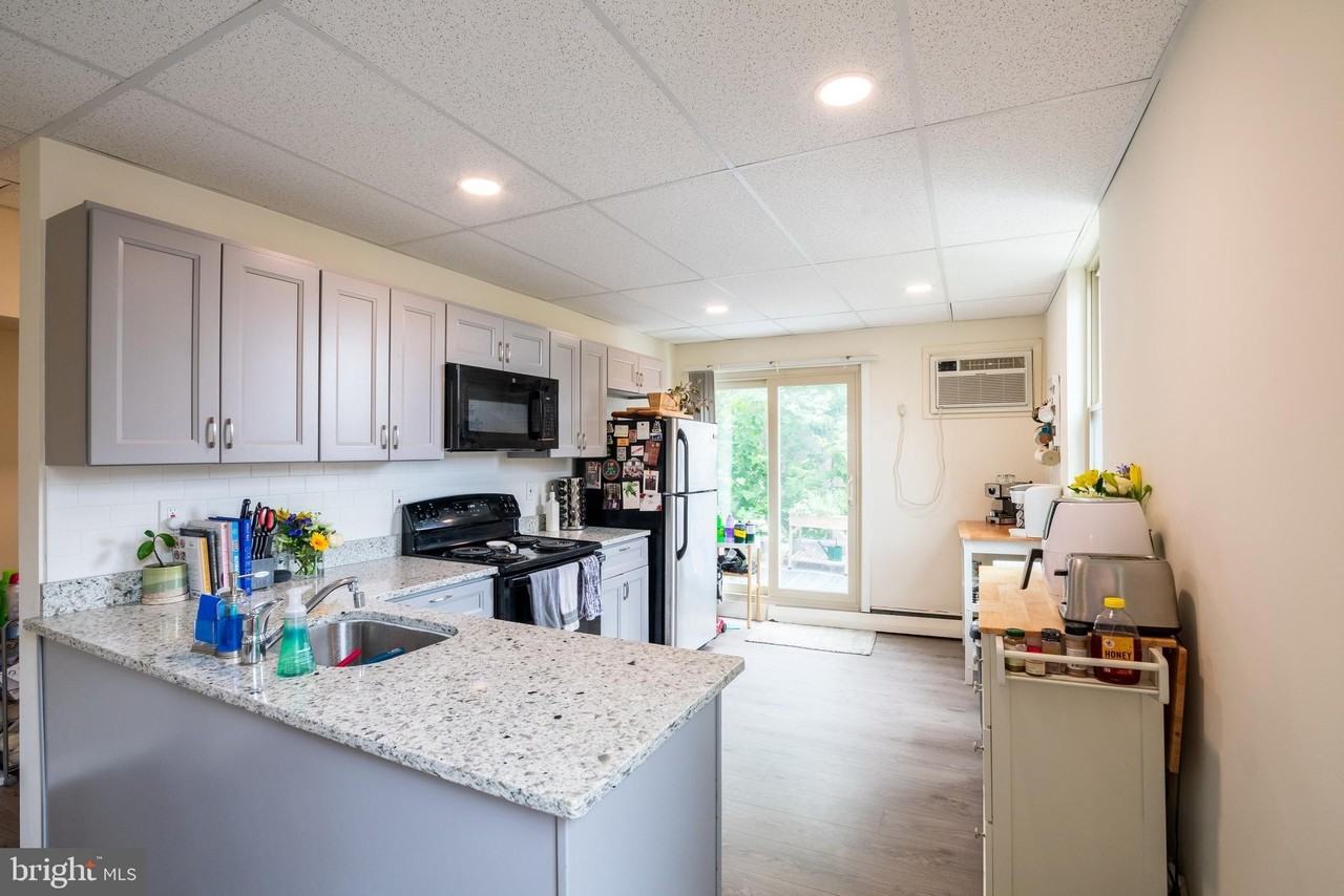 1625 S 10th St #B - Photo 3 of 23