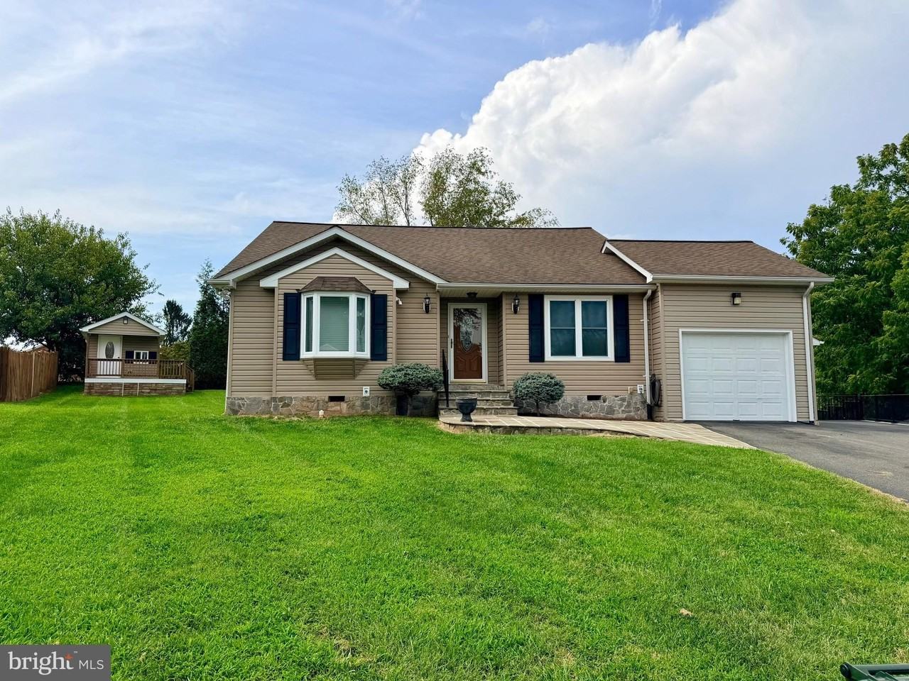 504 N Hitt Ct - Photo 3 of 46