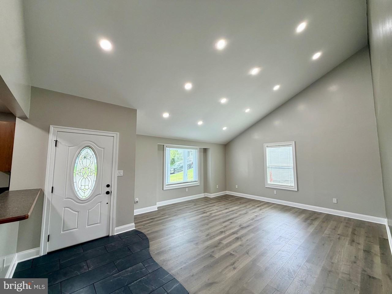 504 N Hitt Ct - Photo 6 of 46