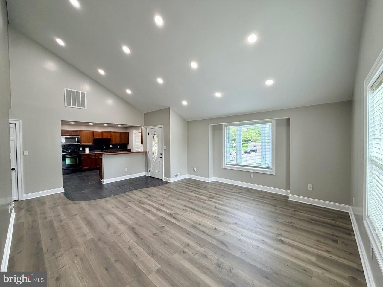 504 N Hitt Ct - Photo 7 of 46