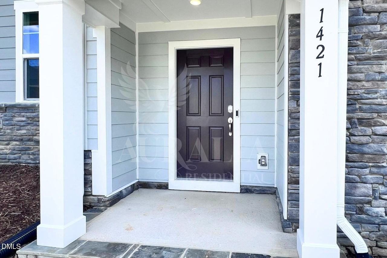 1421 Jay Rd - Photo 3 of 40