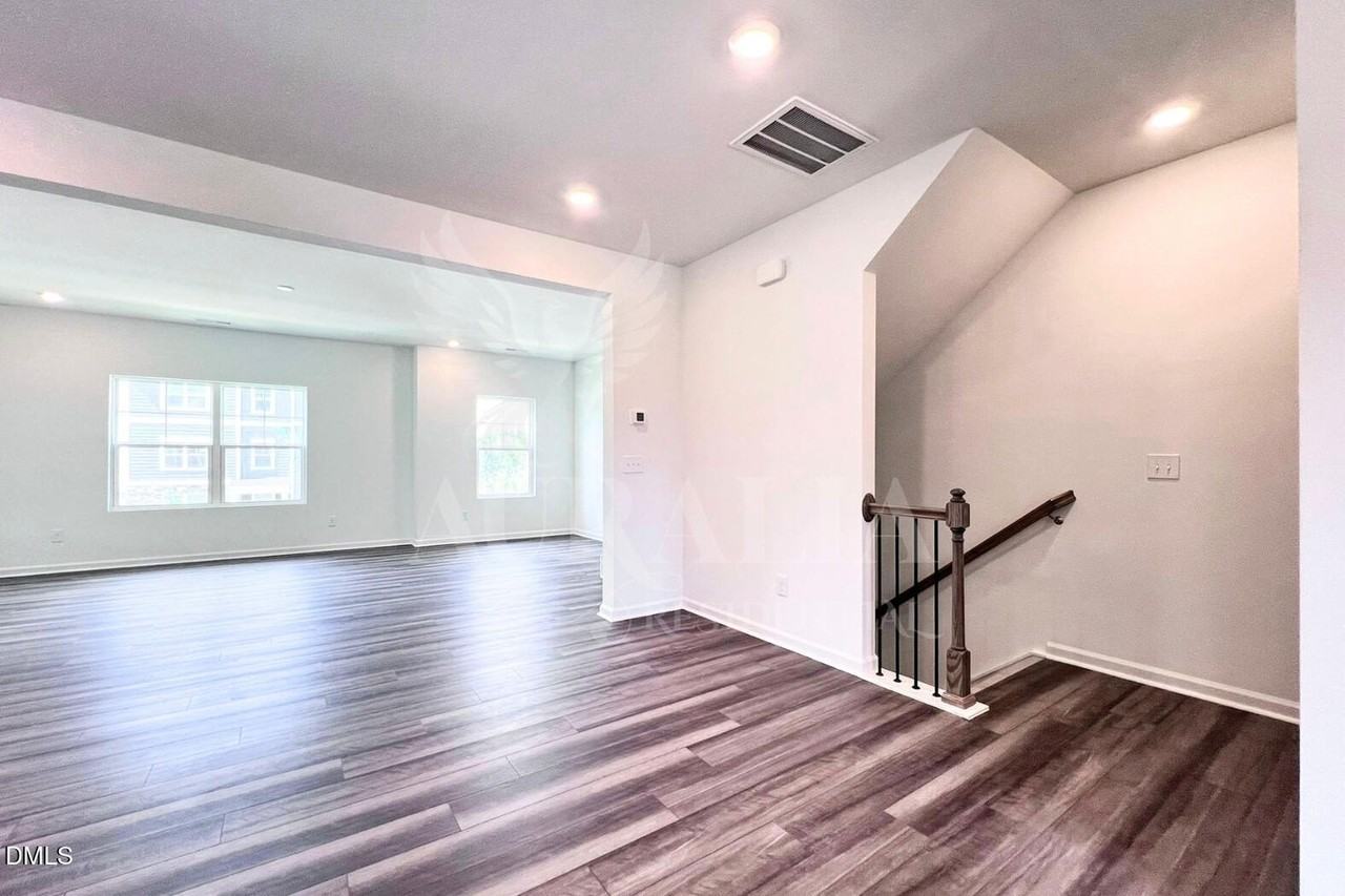 1421 Jay Rd - Photo 7 of 40