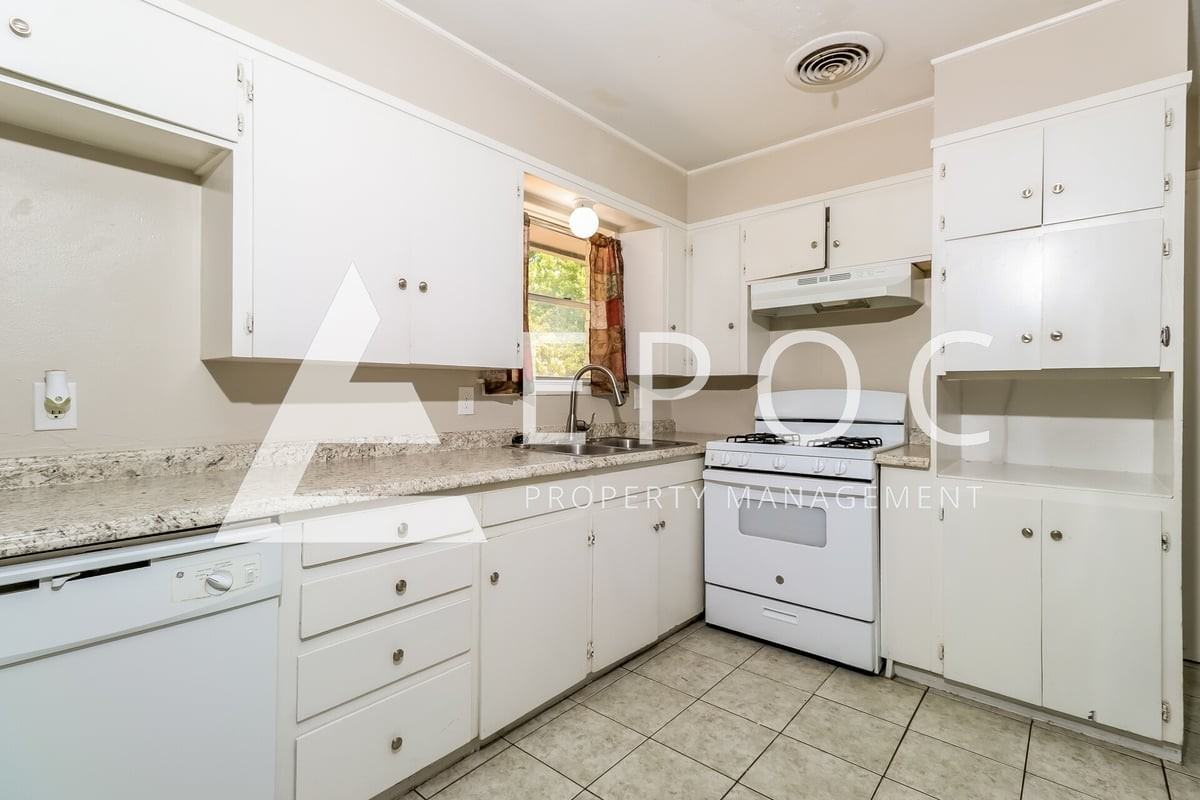 1407 Duvall Dr - Photo 2 of 15