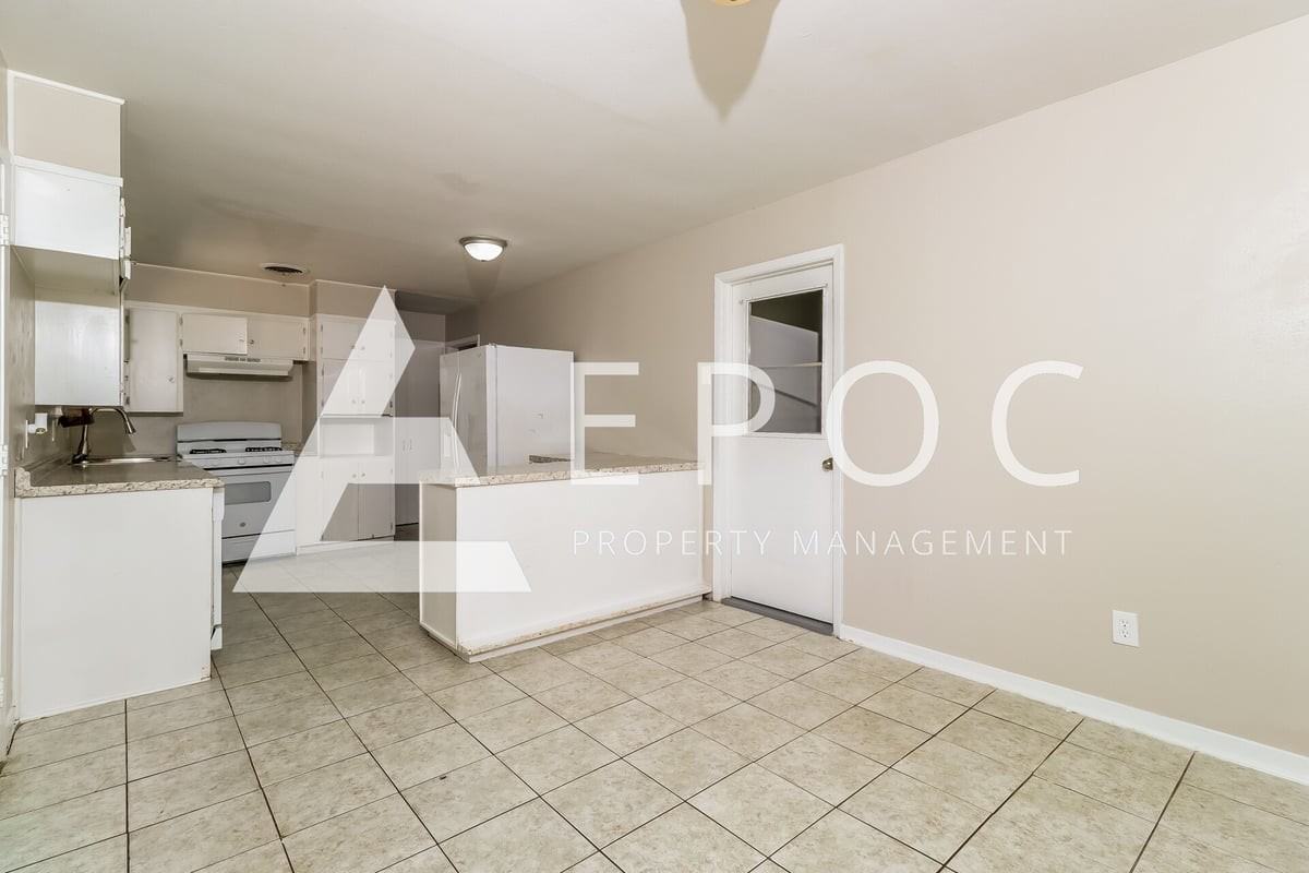 1407 Duvall Dr - Photo 3 of 15