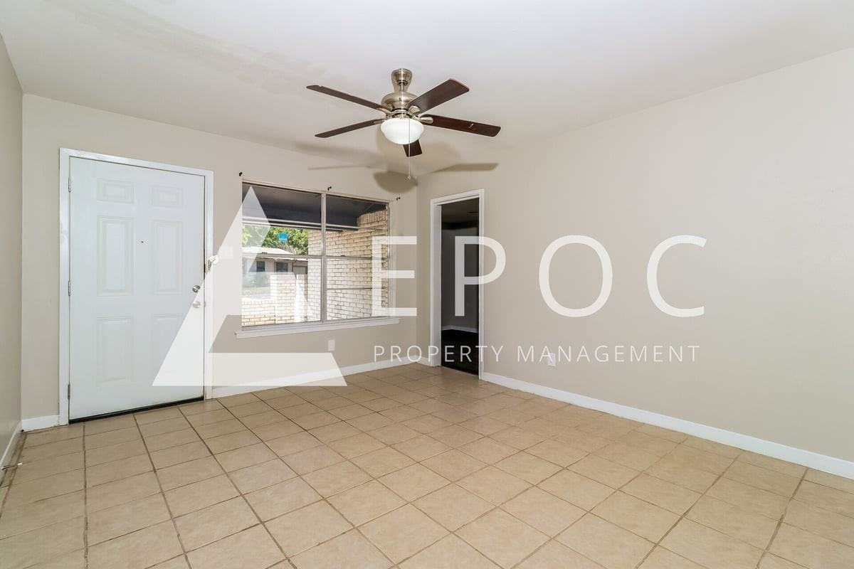 1407 Duvall Dr - Photo 4 of 15