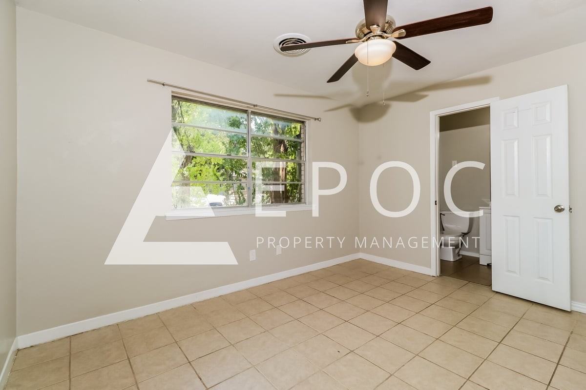 1407 Duvall Dr - Photo 5 of 15