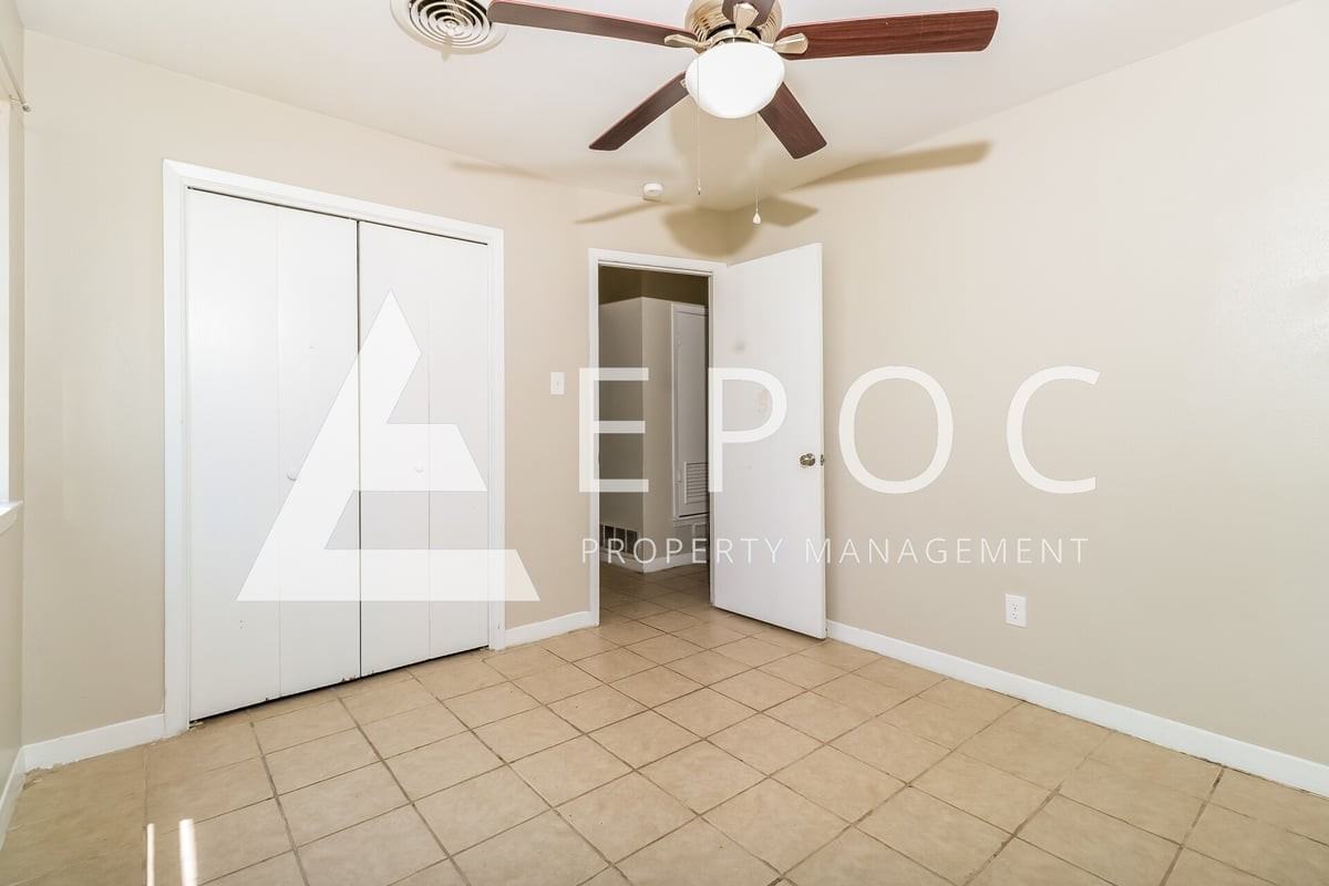 1407 Duvall Dr - Photo 6 of 15