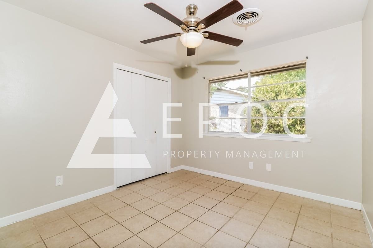1407 Duvall Dr - Photo 7 of 15