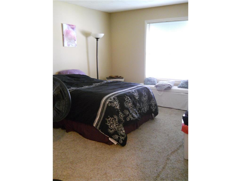 904 University Dr - Photo 3 of 11
