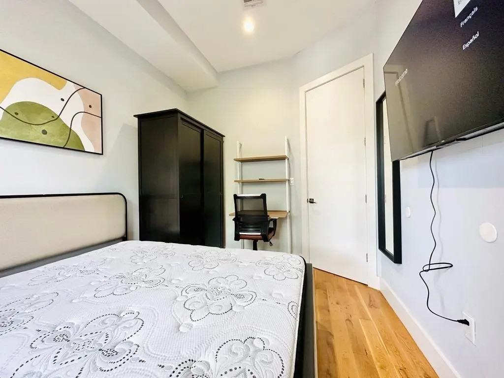 Private Bedroom in 4 Bedroom/2 Bathroom Home - Photo 2 of 8