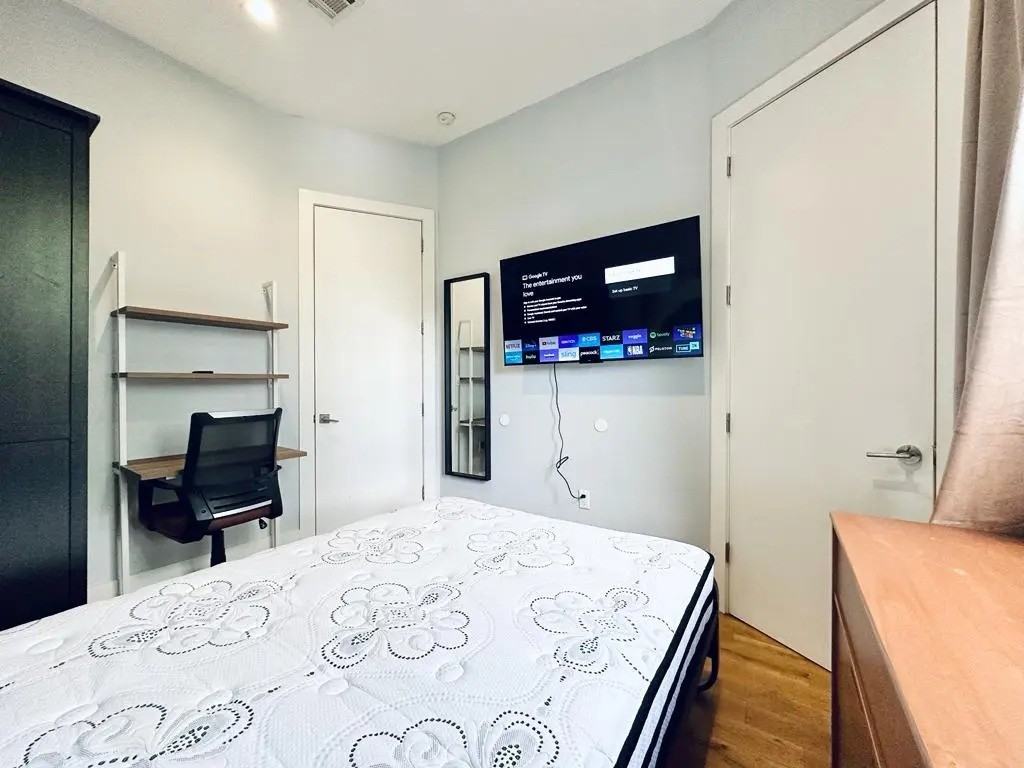 Private Bedroom in 4 Bedroom/2 Bathroom Home - Photo 3 of 8