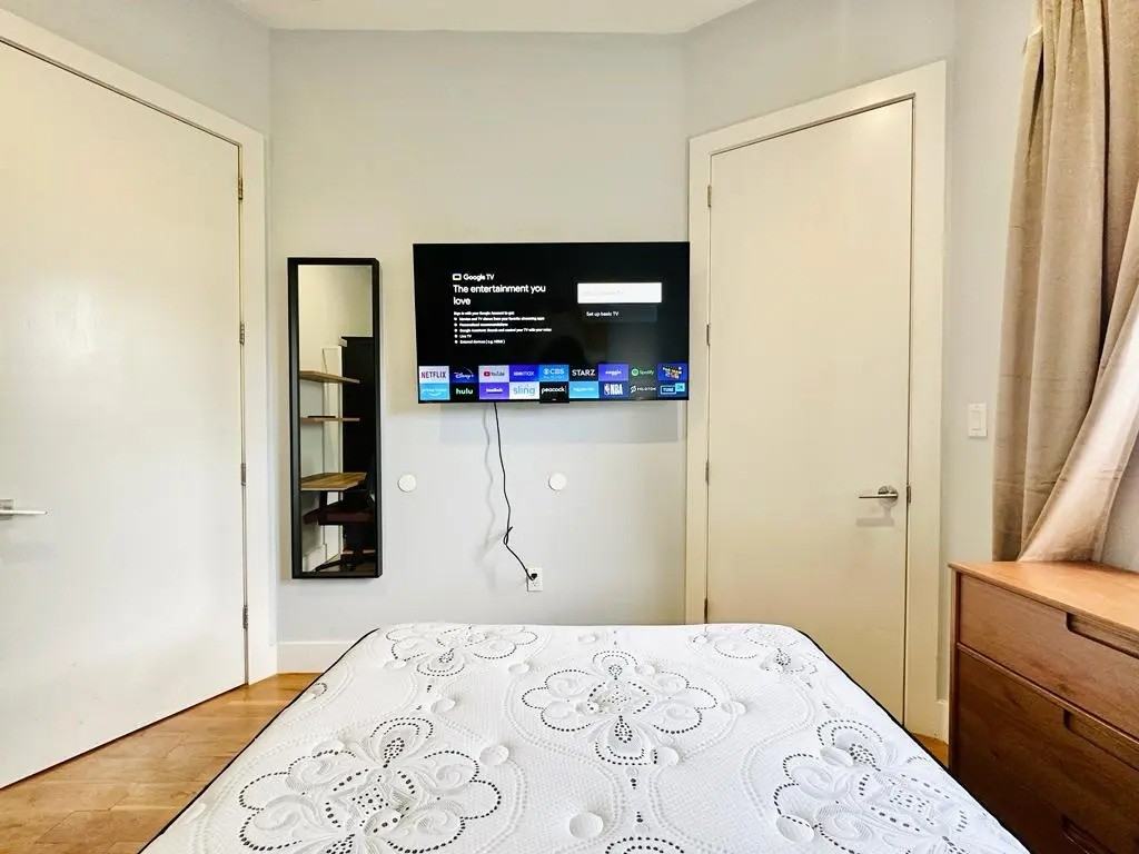 Private Bedroom in 4 Bedroom/2 Bathroom Home - Photo 4 of 8