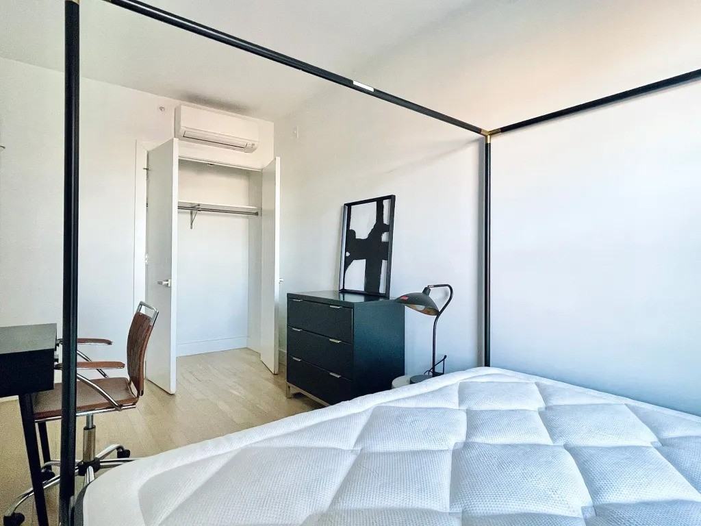 Private Bedroom in 4 Bedroom/1 Bathroom Home - Photo 4 of 12