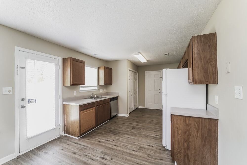 6515 Sunman Rd - Photo 7 of 17