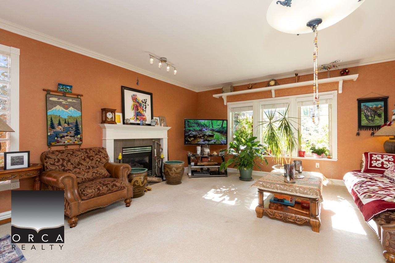 6351 Douglas St - Photo 3 of 26