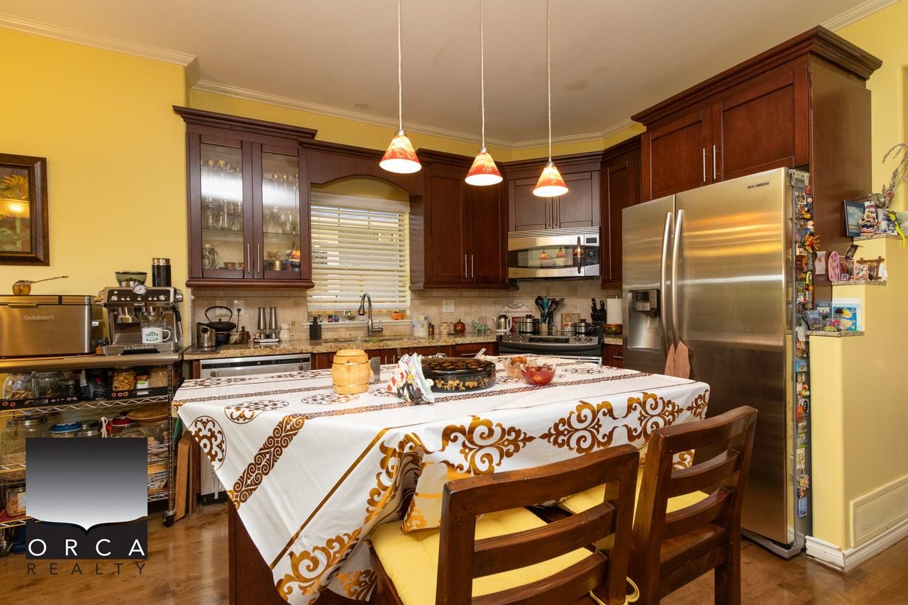 6351 Douglas St - Photo 4 of 26
