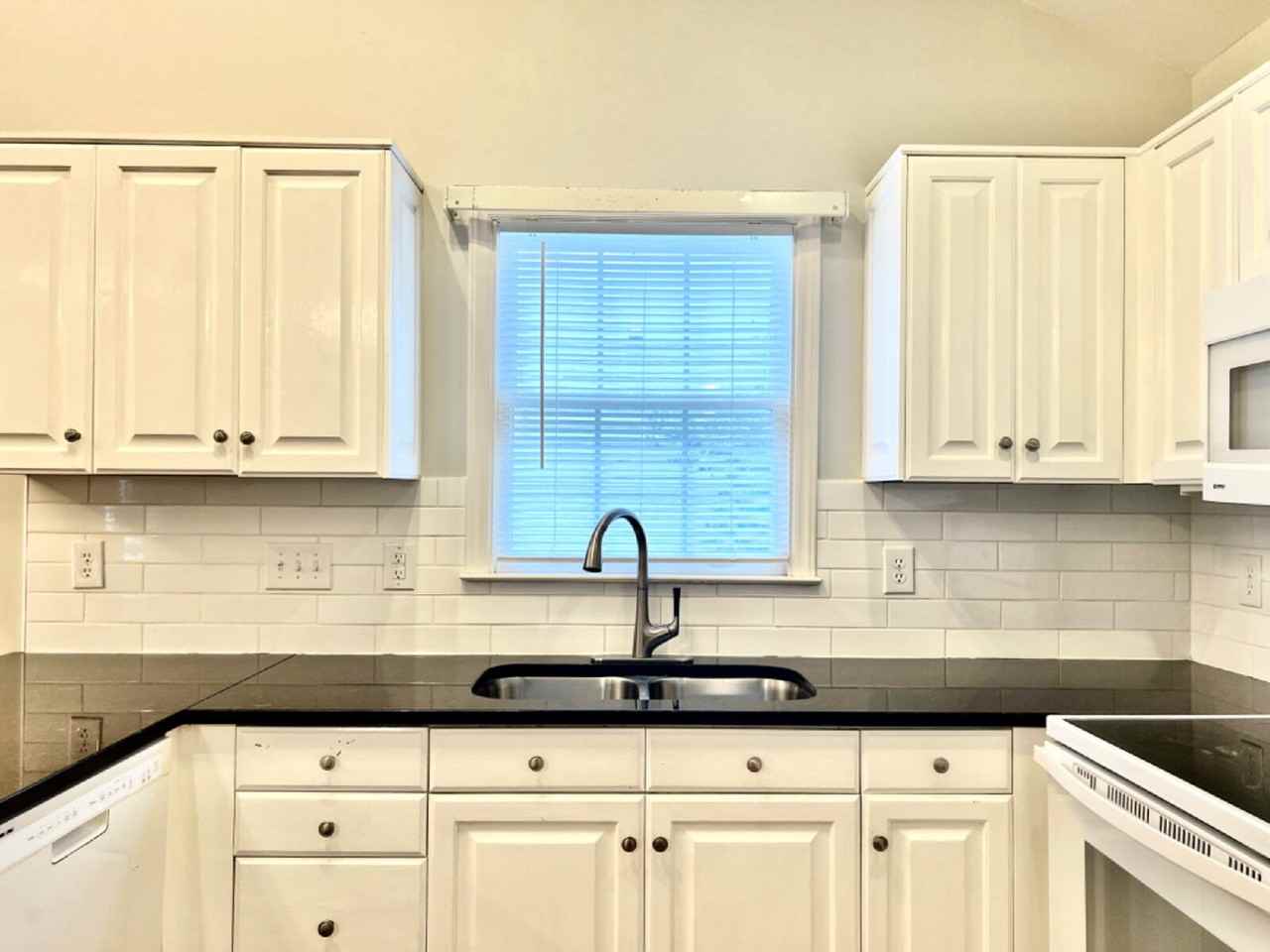 4409 Stonefield Dr - Photo 4 of 25