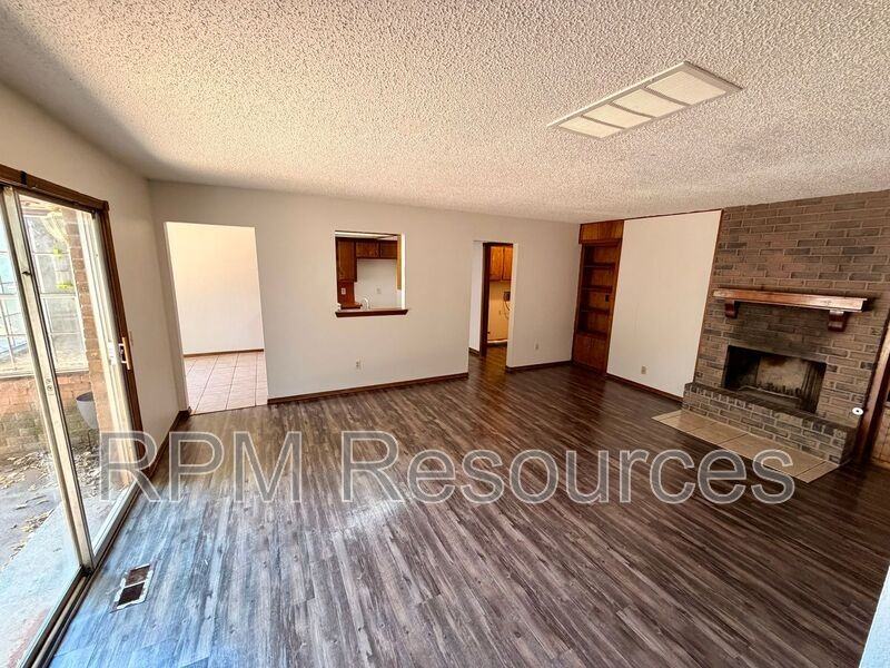 7000 Woodlake Dr - Photo 3 of 16