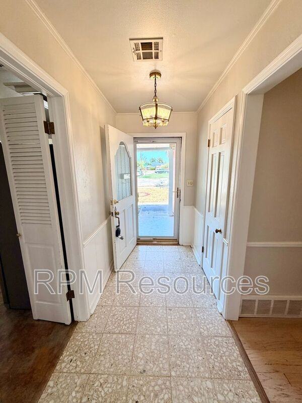 4120 Nw 44th St - Photo 3 of 22