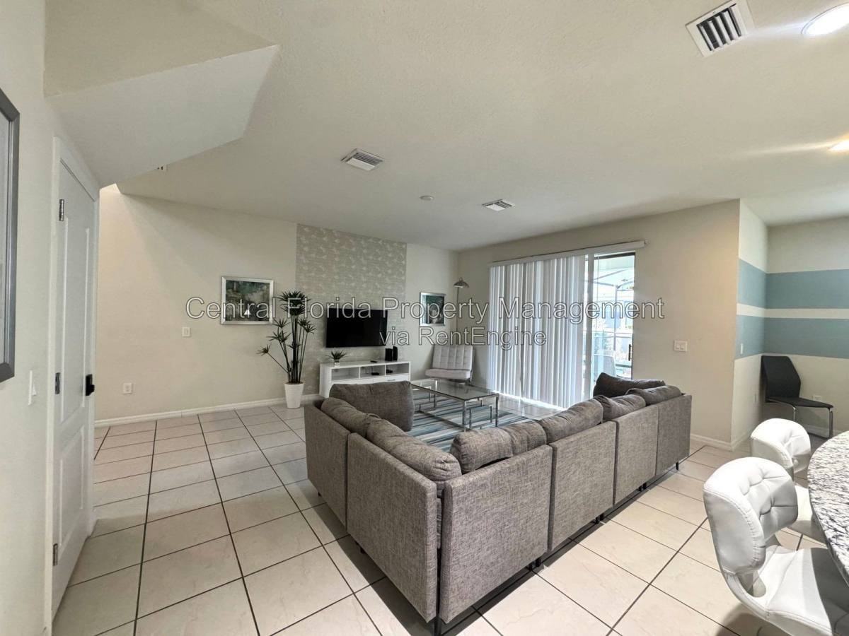 8912 Prague Way - Photo 3 of 10