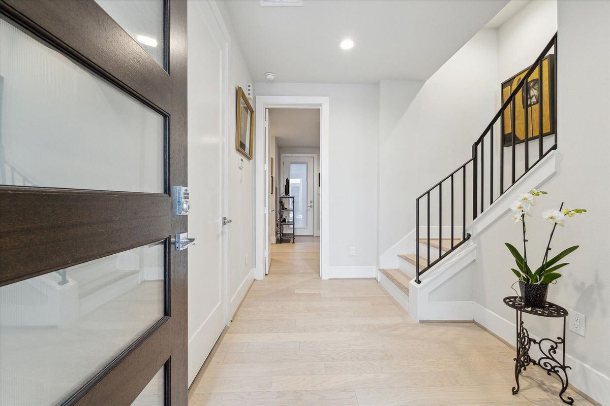 834 Fisher St ##C - Photo 3 of 29