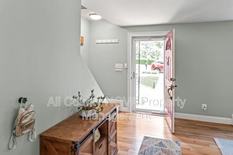 7312 Poplar Ct - Photo 3 of 24