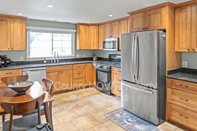 7312 Poplar Ct - Photo 7 of 24