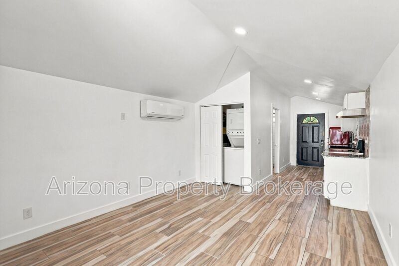 1128 E Almeria Rd - Photo 5 of 41