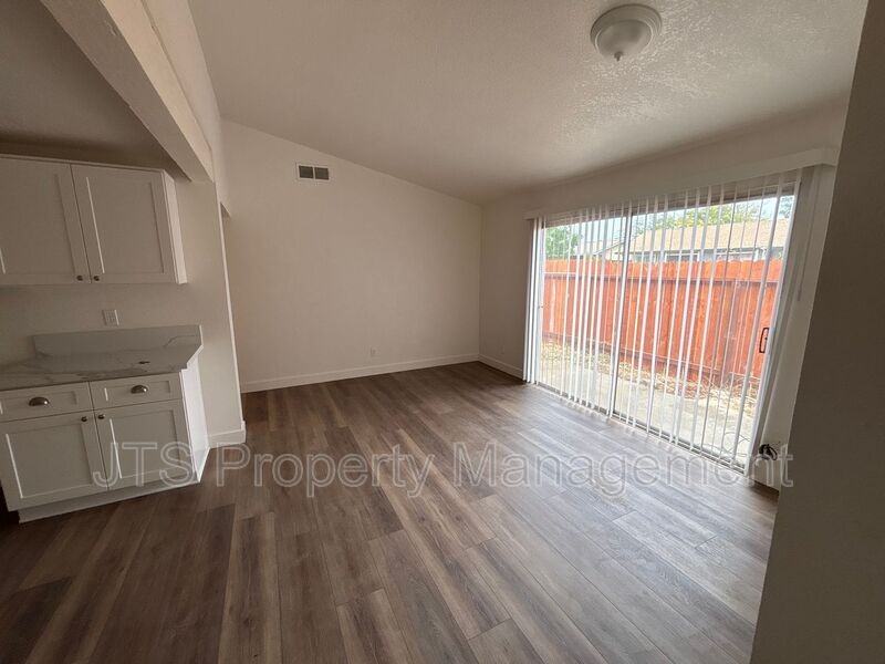 10441 El Mercado Dr - Photo 2 of 7