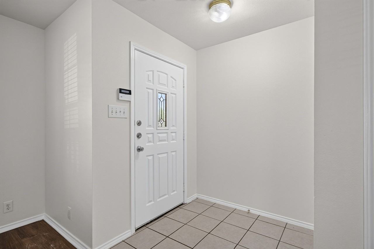 226 Birchwood Bay - Photo 5 of 30
