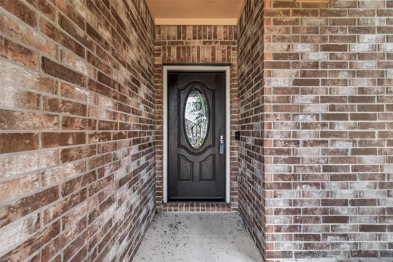 15711 Huddleston Dr - Photo 2 of 38
