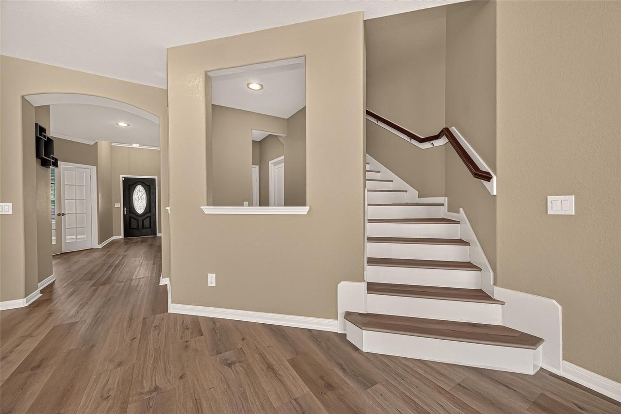 15711 Huddleston Dr - Photo 3 of 38