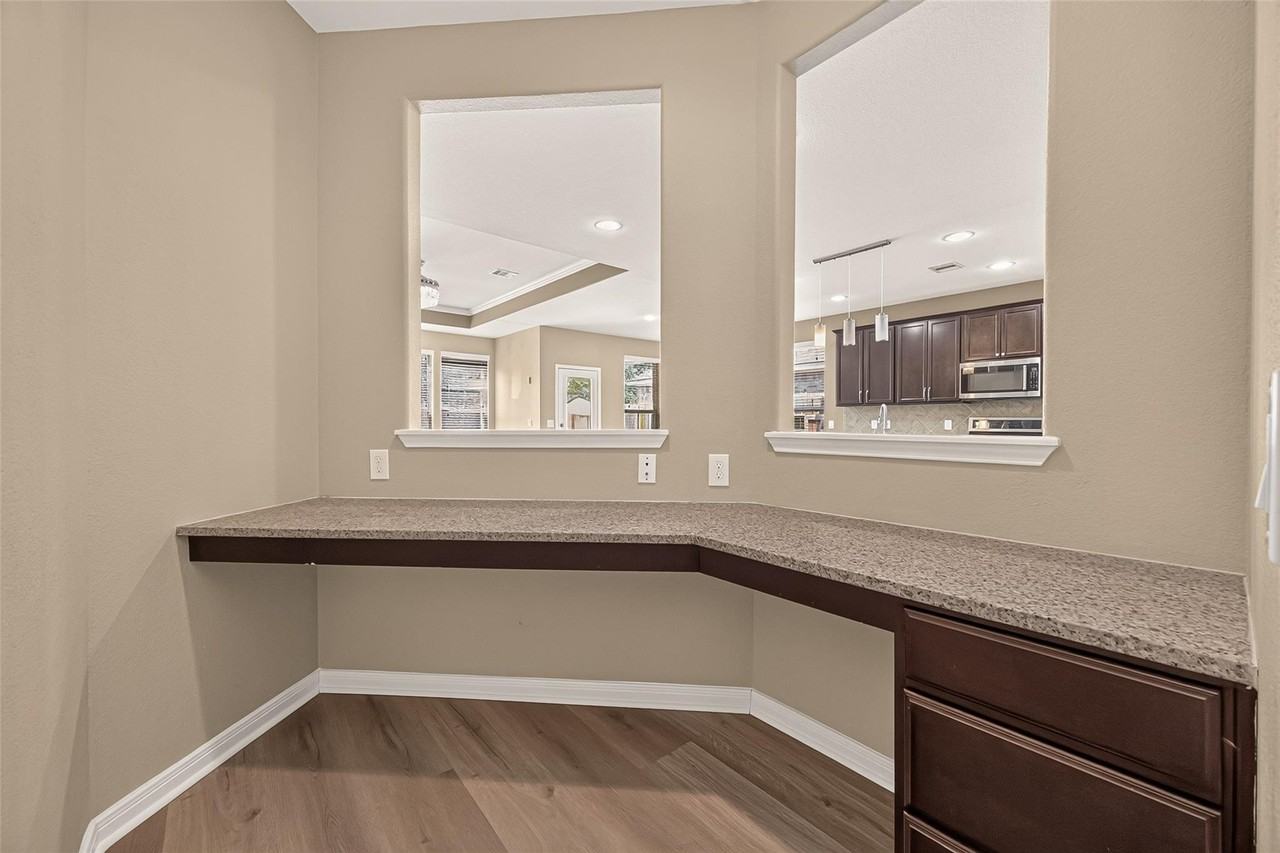 15711 Huddleston Dr - Photo 4 of 38