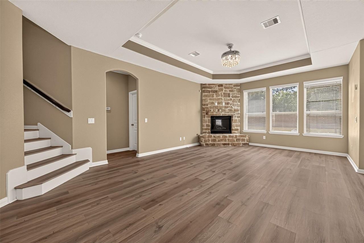 15711 Huddleston Dr - Photo 5 of 38