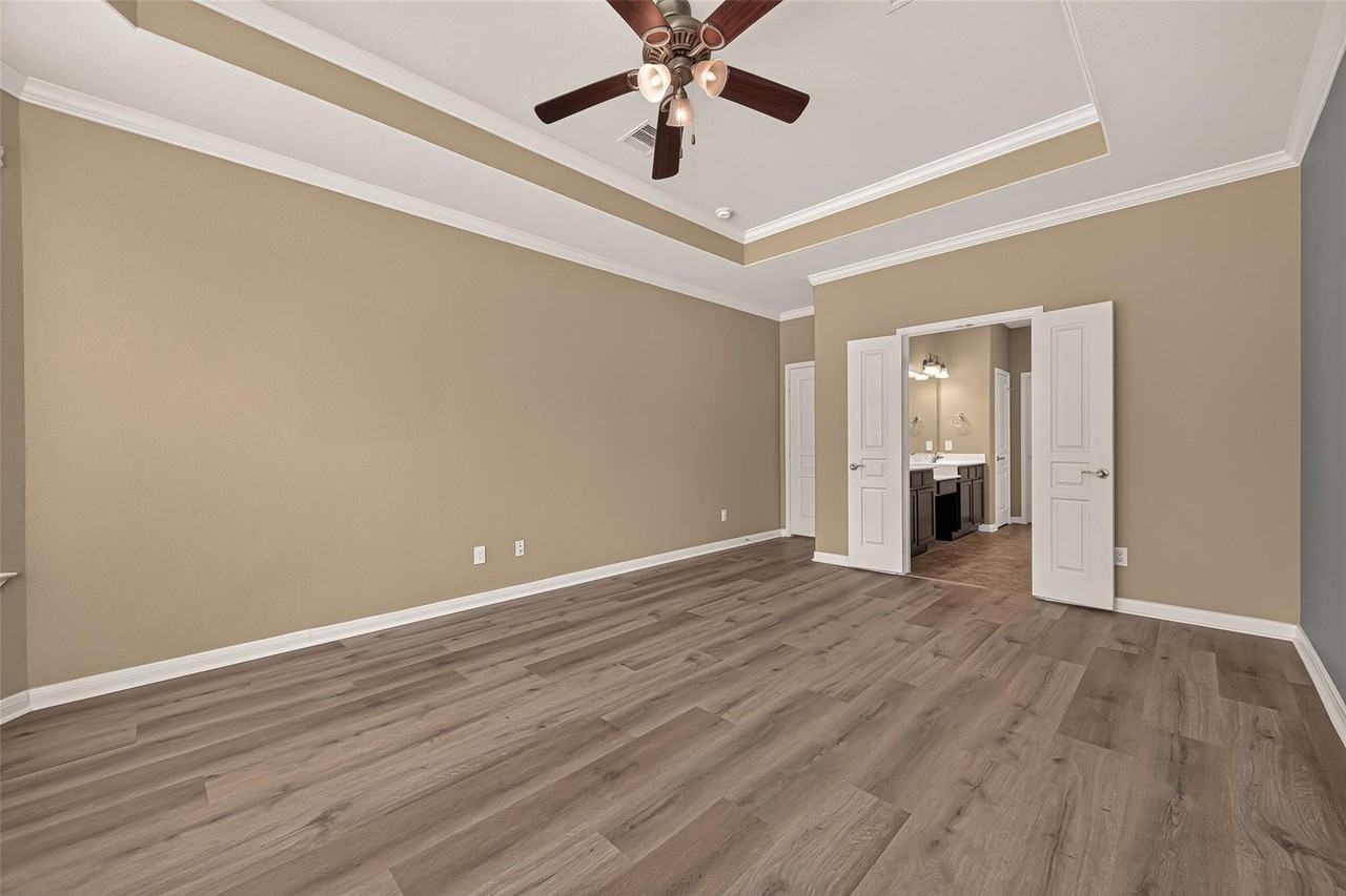 15711 Huddleston Dr - Photo 6 of 38