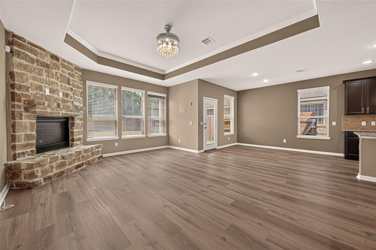 15711 Huddleston Dr - Photo 7 of 38
