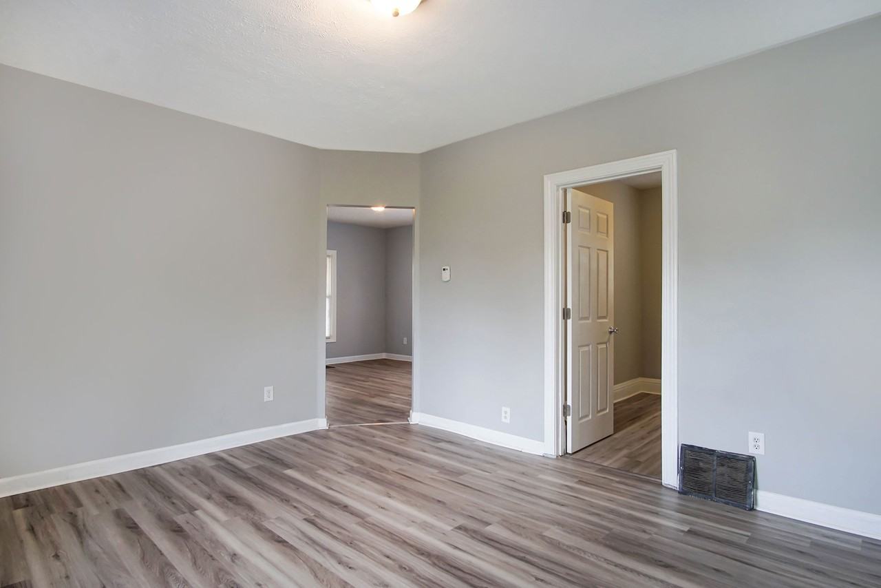 842 E 3rd St - Photo 6 of 16