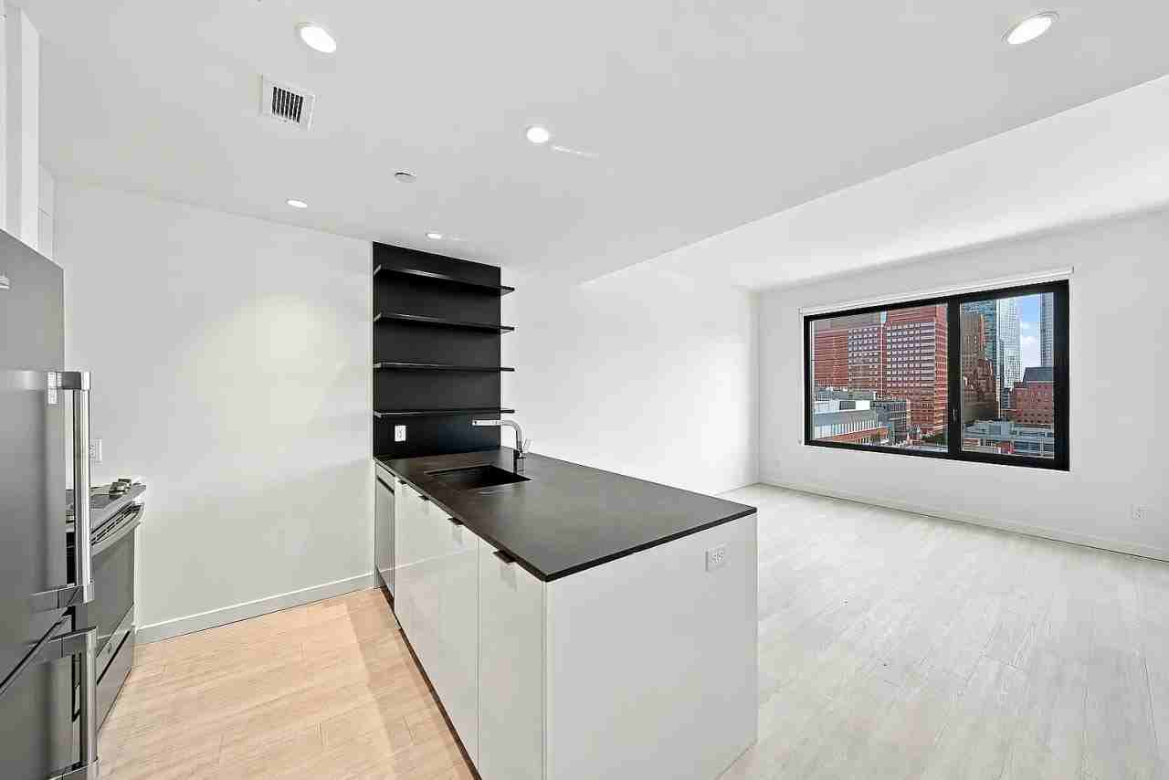 20 Chapel St #9J - Photo 2 of 4
