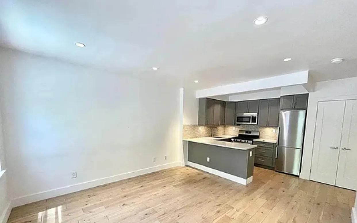 633 Washington Ave #12F - Photo 4 of 4
