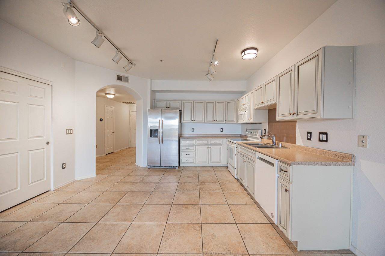 920 E Devonshire Ave #4003 - Photo 7 of 23