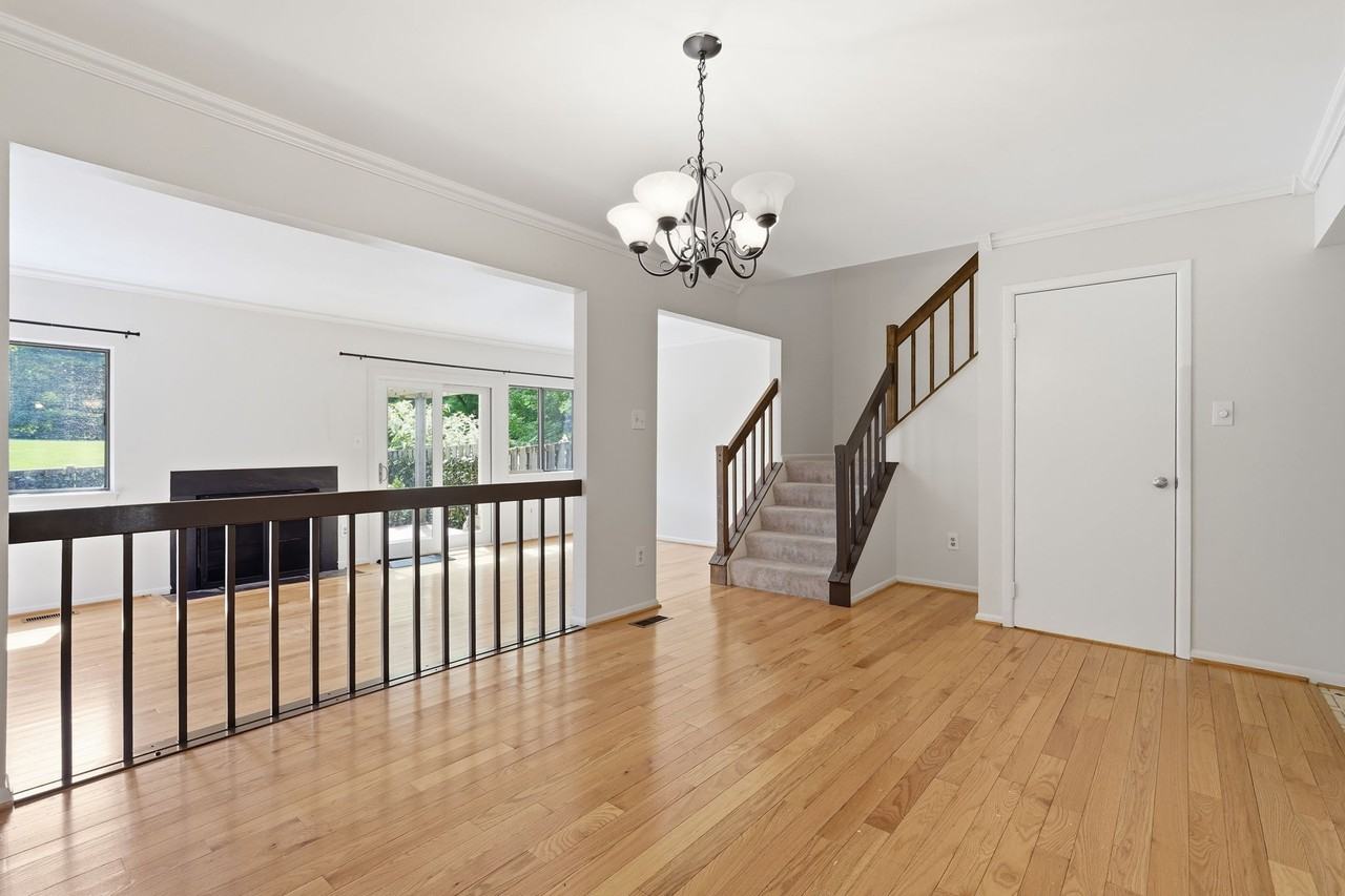 20469 Waters Point Ln - Photo 4 of 33