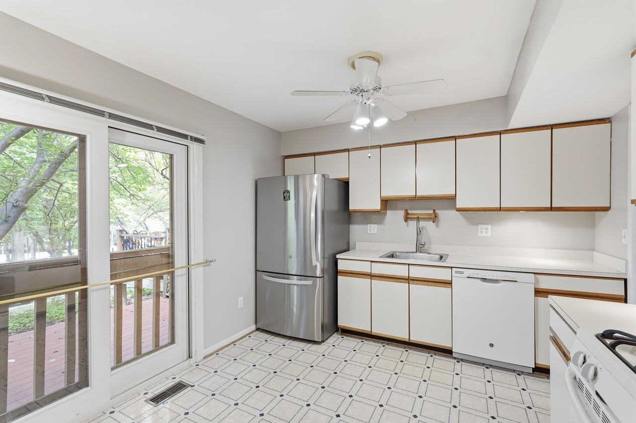 20469 Waters Point Ln - Photo 6 of 33