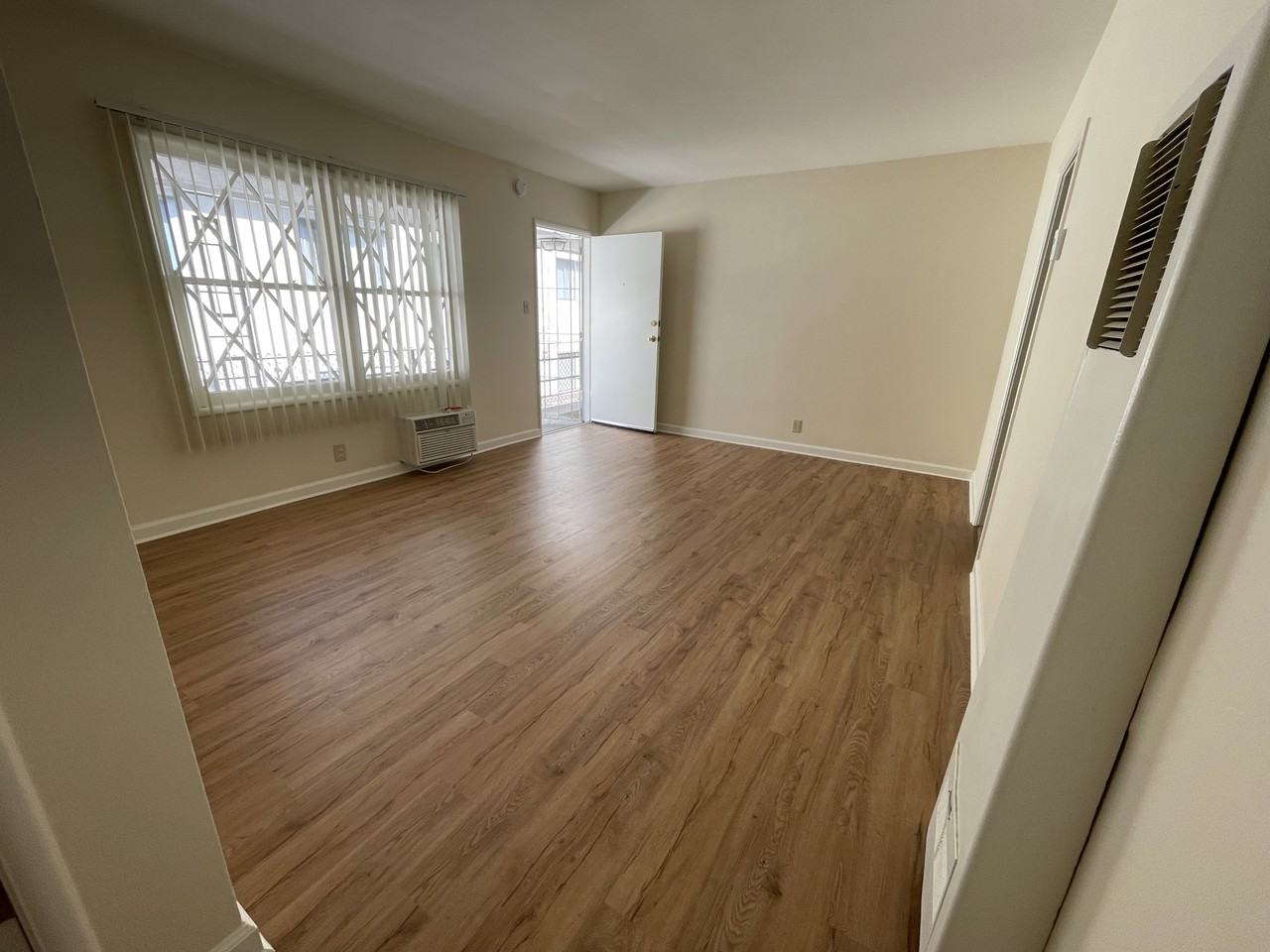 1114 E Wilson Ave #11 - Photo 5 of 9