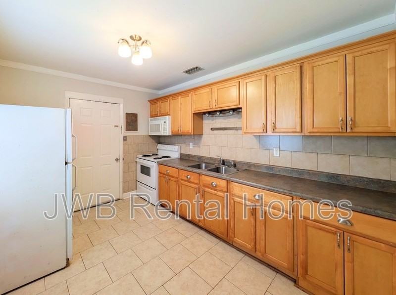 1425 Ron Rd - Photo 2 of 12