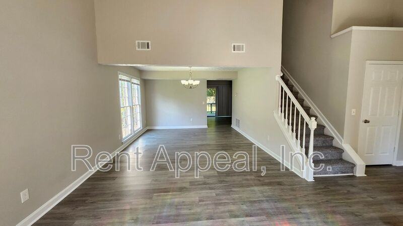 4934 Aylesbury Way - Photo 4 of 15