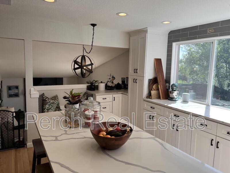 1152 S Owens St - Photo 4 of 31