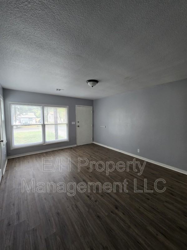 1338 N Volutsia Ave - Photo 3 of 18