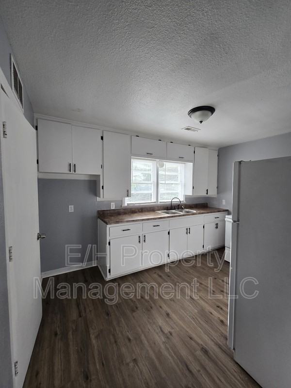 1338 N Volutsia Ave - Photo 4 of 18