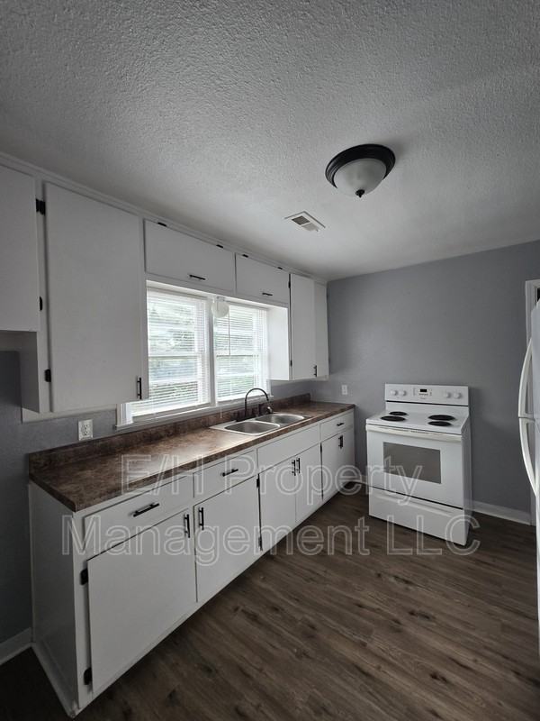 1338 N Volutsia Ave - Photo 5 of 18